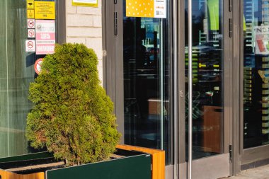 Belarus, Vitebsk - 21 Ekim 2019: cam kapı McDonald 'ın girişi