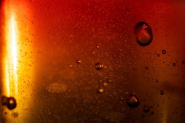 Gri arkaplanda kırmızı suda kabarcıklar