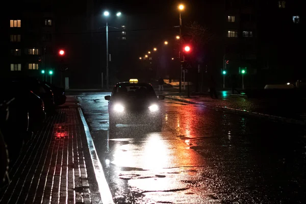 Táxi carro na estrada à noite — Fotografia de Stock