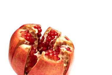 Kırmızı taneli dilimlenmiş nar, beyaz arkaplanda izole edilmiş.