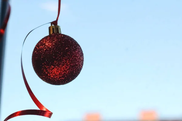 Röd jul boll dekoration och band på nära håll — Stockfoto