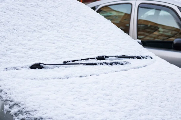 Den första snön på en bilvindruta — Stockfoto