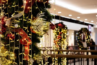 Noel ağacında balolar ve kurdeleler, şenlikli süslemeler