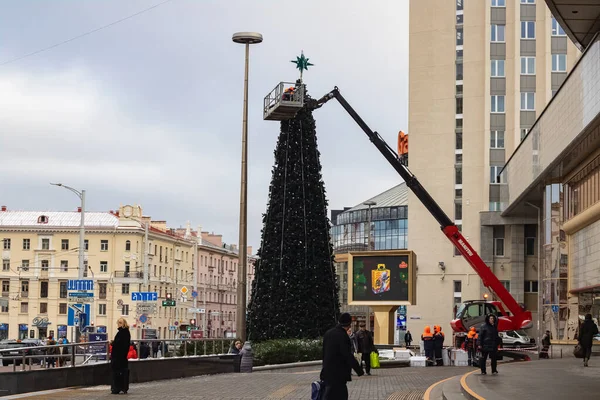 Belarus, Minsk - 03 Aralık 2019: İşçiler sokağa büyük bir Yeni Yıl ağacı kurdular