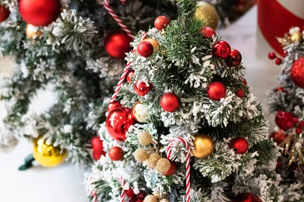 Red and white balls on the Christmas tree — Stock Photo, Image