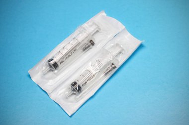 Mavi arkaplanda tek kullanımlık şırıngalar