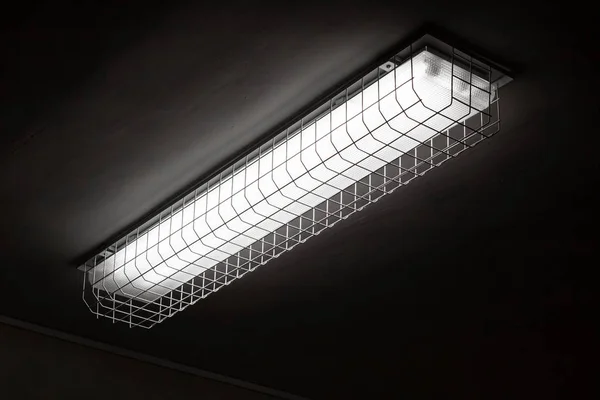 Lâmpada fluorescente longa no teto fechar — Fotografia de Stock