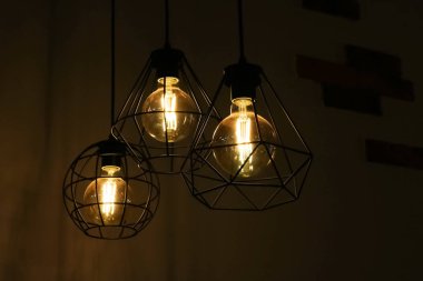 Tuğla duvar arka planında Retro tarzı lambalar