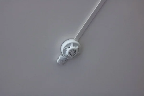 Bílý požární detektor na stropě detailu — Stock fotografie