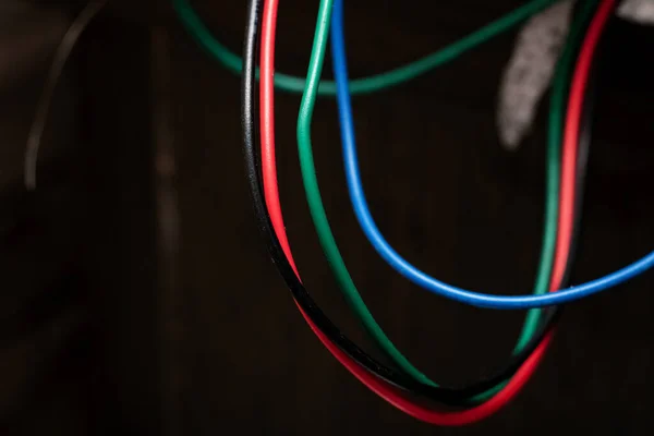 Fios multicoloridos em um dispositivo eletrônico — Fotografia de Stock