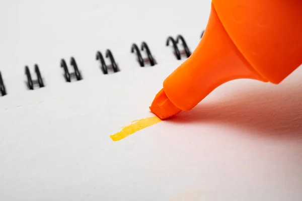 Marcador naranja y línea en papel de bloc de notas —  Fotos de Stock