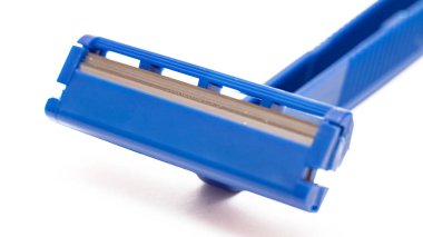 Beyaz arka planda mavi jilet izole edilmiş.