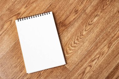 Defter ahşap bir masada, yakın plan.