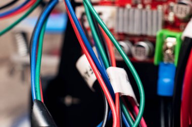 Elektronik bir cihazda çok renkli kablolar