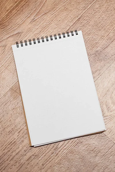 Notizbuch auf einem Holztisch in Großaufnahme — Stockfoto