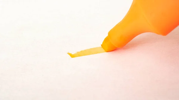 Orange markör och linje på anteckningsblock papper — Stockfoto
