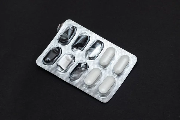 Embalaje de pastillas sobre un fondo gris primer plano — Foto de Stock