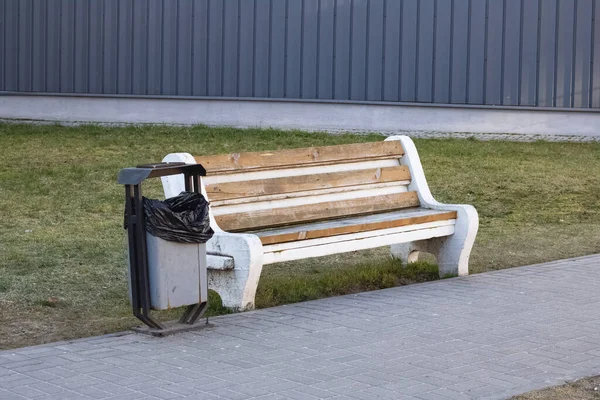 Kosz na śmieci i ławka w parku zbliżenie — Zdjęcie stockowe