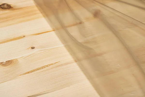 Дерев'яна дошка в упаковці з целофаном крупним планом — стокове фото