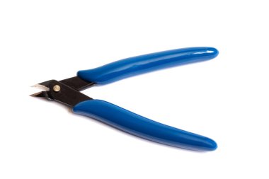 Beyaz arka planda izole edilmiş mavi nippers