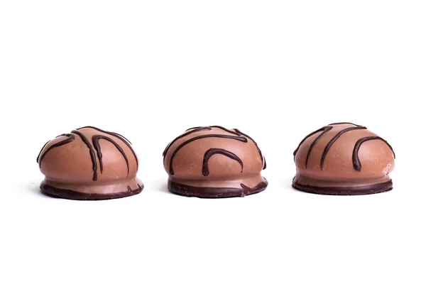 Drei Kekse in Schokolade isoliert auf weißem Hintergrund — Stockfoto