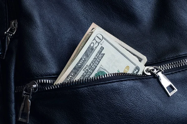 Dolary w kieszeni czarnej skórzanej torby — Zdjęcie stockowe
