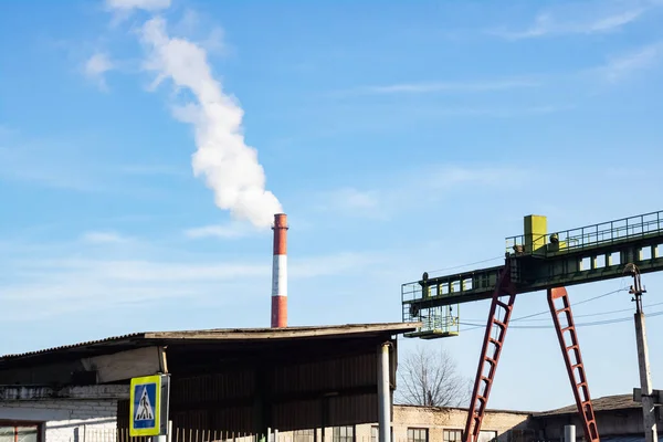 Vasúti Állványkonténer Daru Ipari Kémény Füst Kék Háttér — Stock Fotó