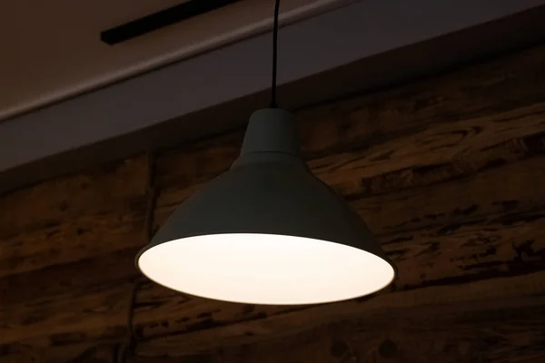 Hell Weiße Glühbirne Mit Einer Weißen Lampe Der Dunkelheit Nahaufnahme — Stockfoto