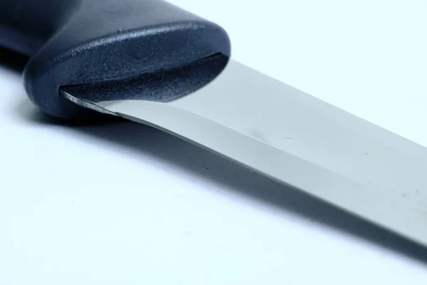 白い背景にキッチンナイフの刃を閉じる — ストック写真
