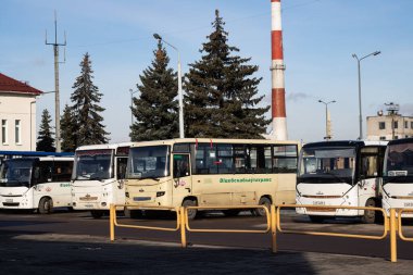Belarus, Novopolotsk - 25 Şubat 2020: Otobüs terminalindeki otobüsler kapanıyor