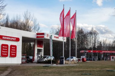 Belarus, Novopolotsk - 25 Şubat 2020: Bir benzin istasyonundaki arabalar