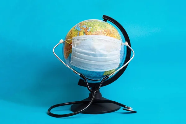 Globe Masque Protection Médicale Stéthoscope Sur Fond Bleu Gros Plan — Photo