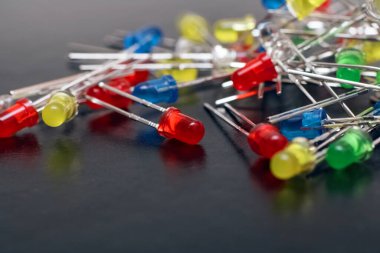 Gri arka planda bir sürü renkli LED, yakın plan.