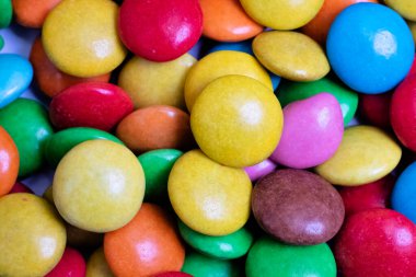 Çok renkli şekerlerin yığını yakın plan, arkaplan veya doku