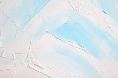 Duvarda, arka planda veya dokuda mavi ve beyaz boya izleri var.