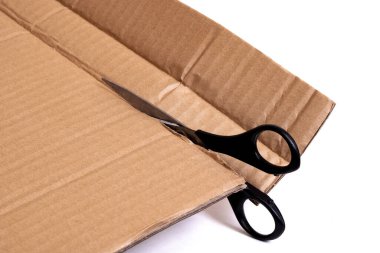 Beyaz arkaplanda izole edilmiş bir makas ile karton kes