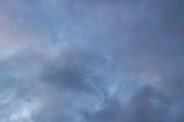 Cielo Serale Con Nuvole Blu Vicino Sfondo Sfocato — Foto Stock