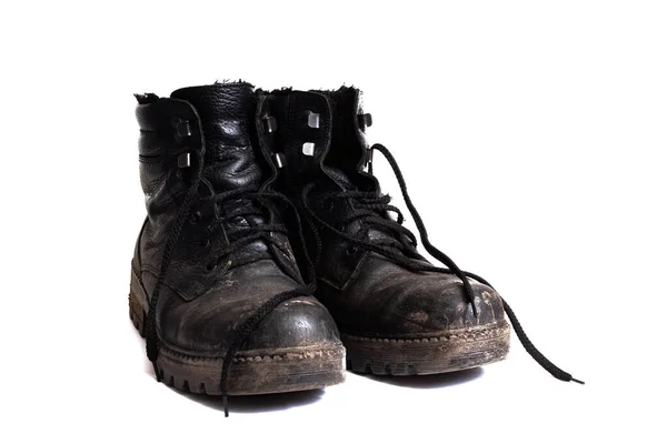 白い背景に隔離された黒い汚れた男性のブーツ — ストック写真