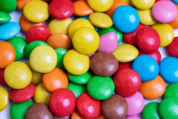 Çok renkli şekerlerin yığını yakın plan, arkaplan veya doku