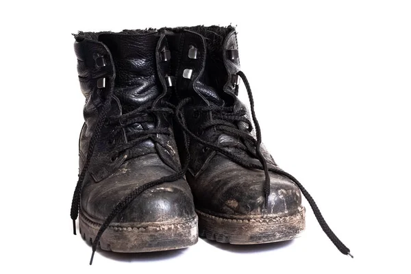 白い背景に隔離された黒い汚れた男性のブーツ — ストック写真