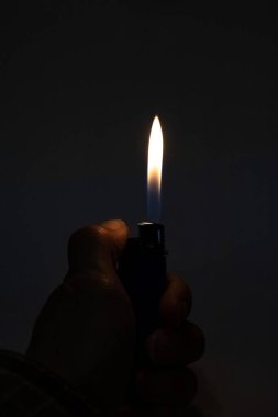 Karanlıkta parlak ateş çakmakları yakın