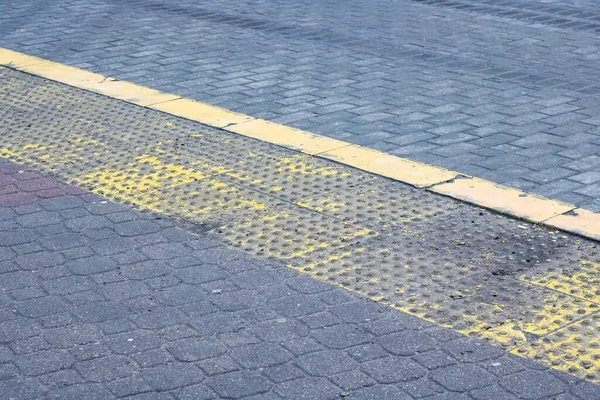 Gammel gul skiltsykkel sti på fortauet – stockfoto