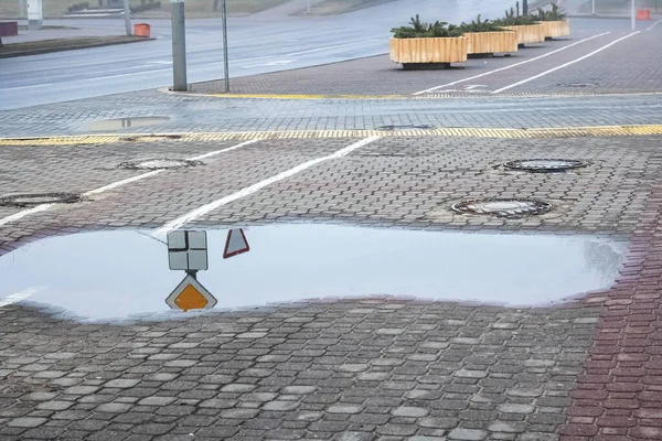 Big puddle on the sidewalk in city — 图库照片