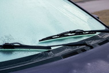 Siyah bir arabanın buzlu ön camı...