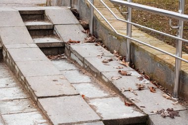 Sonbaharda parkta sarı yapraklı merdivenler.