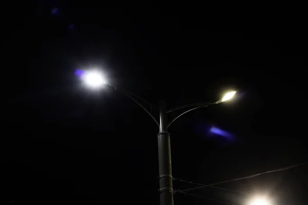 黑暗中装有两个灯泡的街灯 — 图库照片