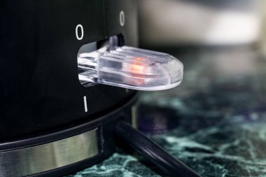 Siyah elektrikli su ısıtıcısının güç düğmesi kapat