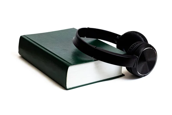 Zöld Könyv Fülhallgató Elszigetelt Fehér Háttér Közeli — Stock Fotó