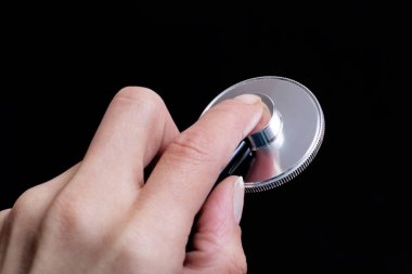 Siyah arka planda steteskop var. Yakın plan.