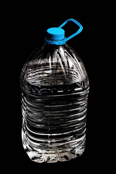 Велика Пластикова Пляшка Води Чорному Тлі Крупним Планом — стокове фото